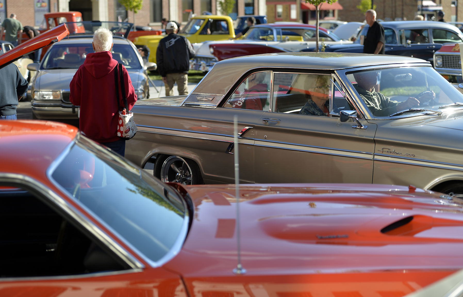 CLASSIC CRUISE IN CAR SHOW